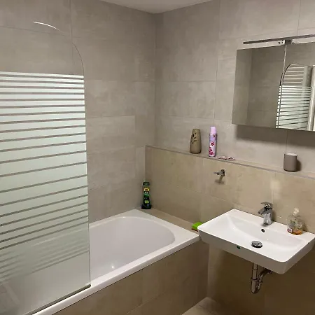 Beautiful 2 Bedroom Apartment *