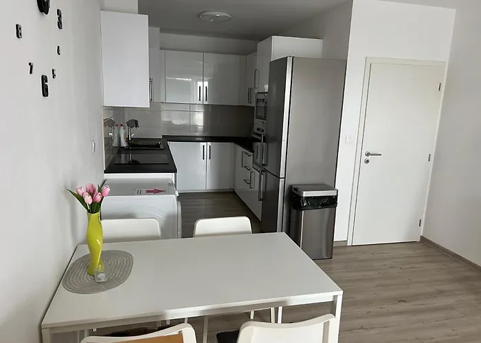 Beautiful 2 Bedroom Apartamento *